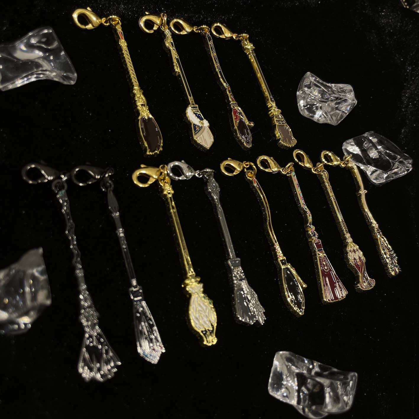 トレーディング 箒チャーム A（中央の国・東の国・西の国） | 魔法使い